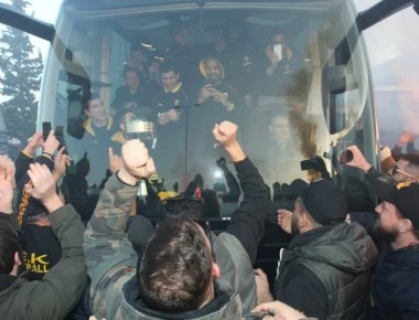 AEK: Παλλαϊκή υποδοχή στο αεροδρόμιο των παγκόσμιων πρωταθλητών του μπάσκετ (βίντεο)